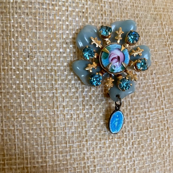 Elegant Gold and Blue Floral Brooch with Mother Mary icon - Picture 4 of 6